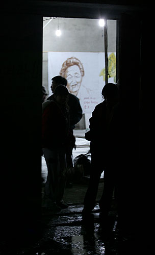 짧게 진행된 촛불문화제를 마치고 주민들과 지킴이들이 농협창고를 빠져나오고 있다. [사진-통일뉴스 김주영 기자]