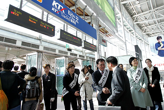 16일 오후 민주노동당 문성현 대표와 심상정, 노회찬 의원 등이 서울역에서 본격적인 귀성길에 오른 시민들에게 '한미FTA반대 설 인사'를 전하고 있다. [사진-통일뉴스 김주영 기자]