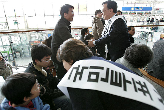 민주노동당 의원들이 '한미FTA저지'와 '국민투표실시' 어깨띠를 메고 귀성길에 오르는 시민들에게 인사하고 있다.  [사진-통일뉴스 김주영 기자]