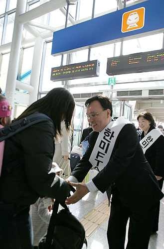 '인사하는 문 대표' 문성현 민주노동당 대표는 설 이후 대통령과 만나 