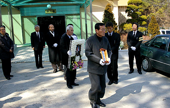 고인의 발인 모습. 화장한 고인의 유해는 익산 소재 납골당에 안치 된다.[사진제공-전북통일연대]