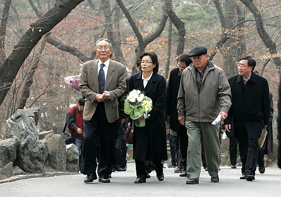 '인혁당재건위'사건 관련자 고 이수병 씨의 명예 졸업식장 수여식이 21일 오후2시 경희대학교에서 열린 가운데 수여식을 마친 고 이수병씨의 부인 이정숙씨와 '이수병기념사업회'(회장 정해랑)회원들이 고인의 모교를 둘러보고 있다. [사진-통일뉴스 김주영 기자]