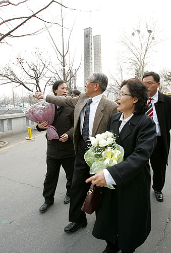 박중기 추모연대 의장(왼쪽)이 고인의 부인 이정숙씨(오른쪽)에게 고인이 자주 다니던 길을 안내하고 있다. [사진-통일뉴스 김주영 기자]