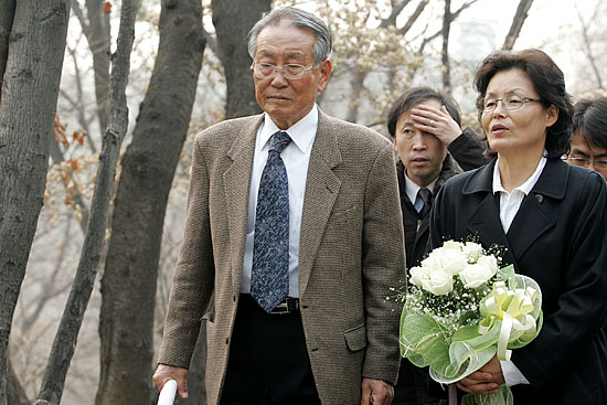 박중기 추모연대 의장(왼쪽)과 고인의 부인인 이정숙 씨(오른쪽)기 고인이 자주 다녔던 길을 함께 걸을며 대화를 나눴다. [사진-통일뉴스 김주영 기자]