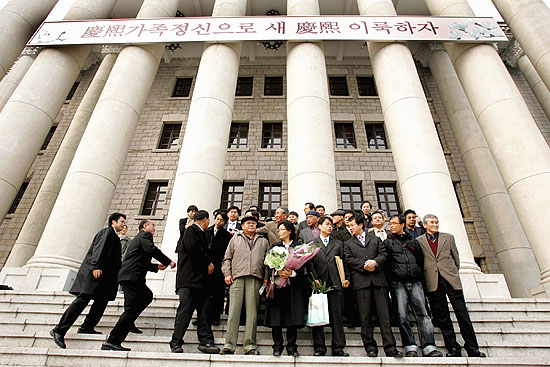 수여식을 마친 유가족을 비롯해 고인과 함께 했던 이들이 기념촬영 준비를 하고 있다. [사진-통일뉴스 김주영 기자]