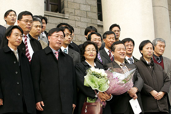 고인의 동문들과 기념촬영. [사진-통일뉴스 김주영 기자]