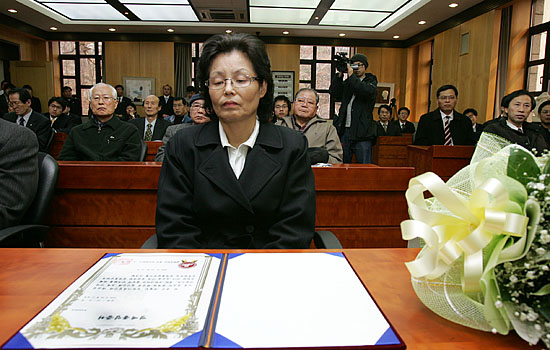 한편, 이날 오후 2시 경희대 본관 2층에서 고 이수병 씨의 명예졸업장 수여식이 열린 가운데 부인인 이정숙 씨가 고인을 대신하여 받은 졸업증서를 바라보고 있다. [사진-통일뉴스 김주영 기자]