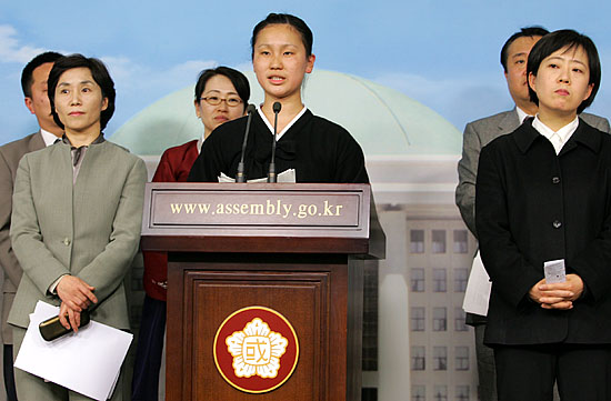 최근 일본 내 극우단체와 정부의 재일동포에 대한 인권침해 등이 빈발하자 이를 알리기 위해 재일 민족학교 학생을 비롯한 재일동포 6명이 통일연대, 민주노동당, 지구촌동포연대(KIN) 등의 초청으로 한국을 방문한 가운데 도꾜조선중고급학교 고급부2학년 한현주 학생이 재일동포에 대한 탄압 실상을 전하고 있다. [사진-통일뉴스 김주영 기자]