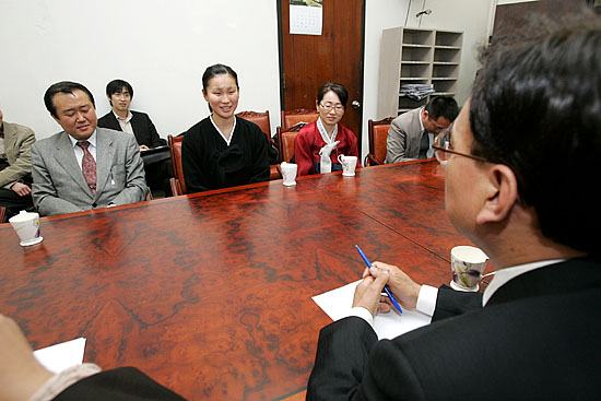 기자회견을 마친 재일동포들과 시민사회단체 회원들이 민주노동당 문성현 대표와 면담을 진행했다. [사진-통일뉴스 김주영 기자]