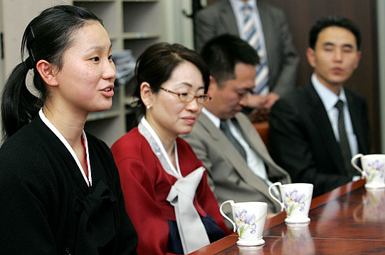 문 대표에게 '하고 싶은 말'을 전하는 한현주 양. [사진-통일뉴스 김주영 기자]