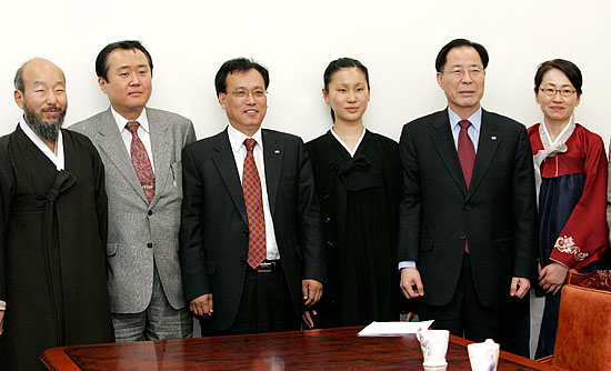 면담을 마친 재일동포들과 민주노동당 권영길 의원과 문성현 대표가 기념촬영을 하고 있다. [사진-통일뉴스 김주영 기자]