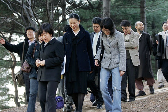 국회 내 공원을 산책하는 재일동포들. [사진-통일뉴스 김주영 기자]