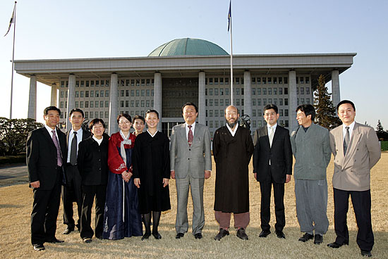 일정을 마치고 나오는 재일동포들과 시민.사회단체 회원들이 국회를 배경으로 기념촬영을 가졌다.  [사진-통일뉴스 김주영 기자]