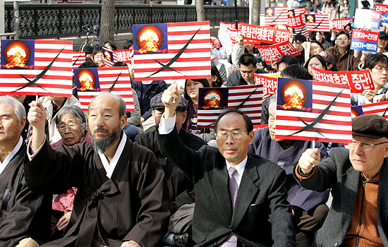 이들은 각자 X표가 그어진 성조기를 들고 나와 RSOI훈련 반대 구호를 외쳤다.[사진-통일뉴스 김주영 기자]