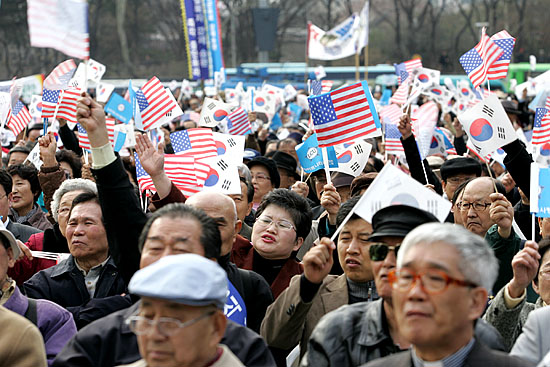 같은 시각, '친북.반미 좌파정권 종식 3.1국민대회'에 참가한 보수단체 참가들은 성조기와 태극기를 흔들며 '한미동맹'을 외치는 한편 노무현 대통령을 동물로 희화화한 퍼포먼스를 진행하기도 했다.  [사진-통일뉴스 김주영 기자]