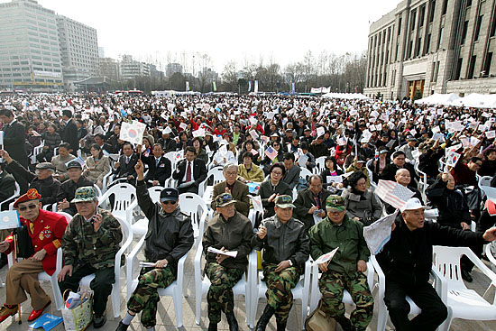 이날 이들은 시청 앞 잔디광장은 물론 주변 인도를 가득메운채 오후 2시부터 5시까지 집회를 진행했다. [사진-통일뉴스 김주영 기자]