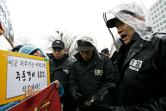국회 앞 기자회견을 막아나서는 경찰.[사진-통일뉴스 김주영 기자]