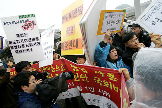국회 정문 앞에서 기자회견을 막으려는 경찰들과 '평통사'회원들과 실랑이가 벌어졌다. [사진-통일뉴스 김주영 기자]