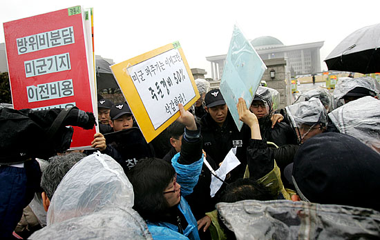 이들은 국회 정문 앞에서 10분간 기습적으로 기자회견을 진행한 뒤 자진해산 했다. [사진-통일뉴스 김주영 기자]