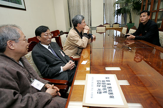 한편, 이날 오전 9시경 통외통위 김원웅 위원장과 면담을 하기 위해 위원장실을 찾은 평통사 홍근수 상임공동대표, 임종철 공동대표, 김종일 협동사무처장이 김원웅 위원장 보좌관에게 면담을 요청하고 있다. [사진-통일뉴스 김주영 기자]