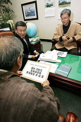 평통사 홍근수 상임공동대표(맨 왼쪽)가 김원웅 통외통위 위원장(가운데)에게 의견서를 전달하고 있다. [사진-통일뉴스 김주영 기자]