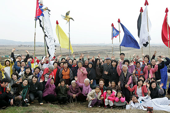3월 4일 정월 대보름을 맞아 주민들이 대추리 들녘을 배경으로 기념촬영을 하고 있다. 이달 말 이주를 앞두고 있는 주민들은 오랜세월 함께 한 터전에서 곱게 차려입고 기념촬영을 하느라 분주했다. [사진-통일뉴스 김주영 기자]