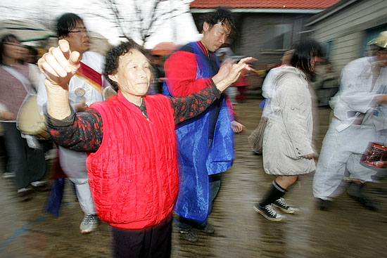 '앞으로도 오늘만 같기를..' 한 해의 복을 빌고 잡귀를 쫓아내는 지신밟기에 대추리 주민 김금순 할머니가 어깨 춤을 추고 있다.[사진-통일뉴스 김주영 기자]