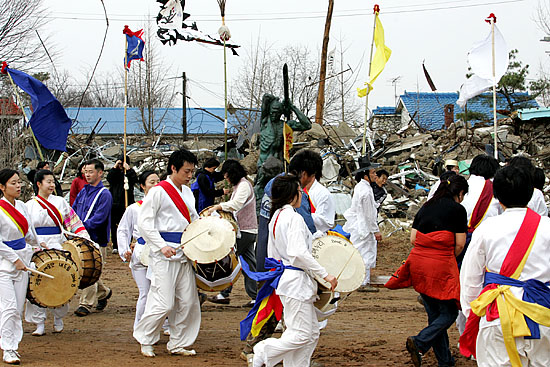대추리 정월 대보름 지신밟기는 지난 해 5월 4일 강제철거 된 대추분교 앞에서 마무리 됐다. [사진-통일뉴스 김주영 기자]