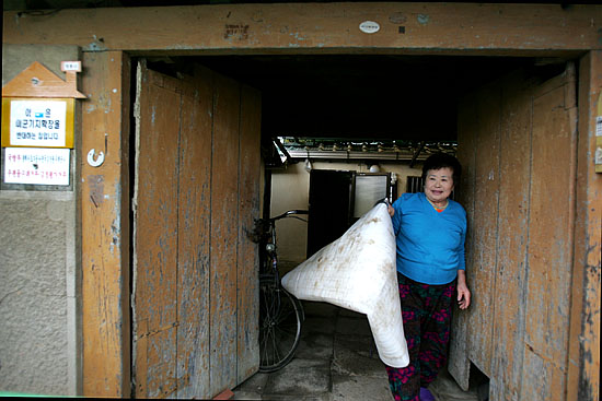곱게 화장을 하고 지신밟기 행렬을 배웅하는 김양분 할머니. [사진-통일뉴스 김주영 기자]