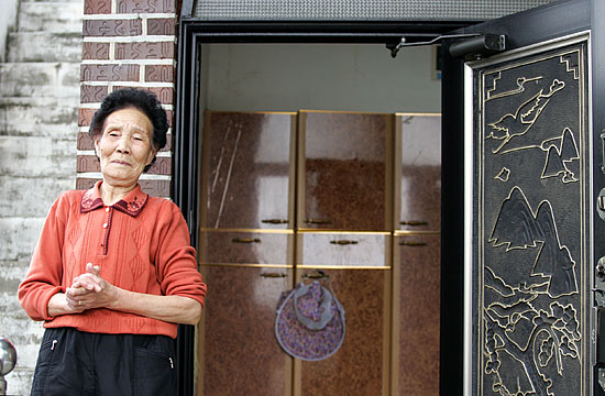 이순금 할머니가 지신밟기 행렬이 멀어지도록 문 앞을 지키고 있다. [사진-통일뉴스 김주영 기자]