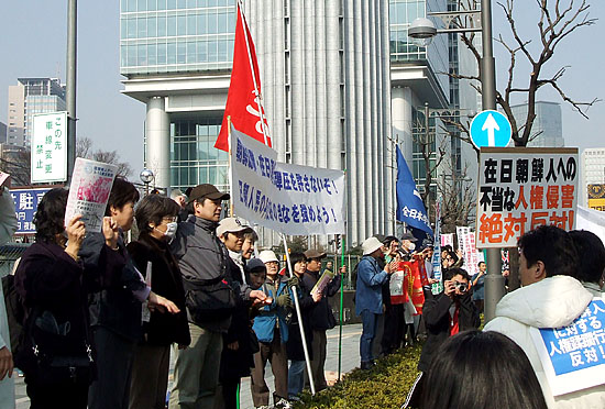 총련을 응원하는 단체 회원들이 행사장 입구에 길게 서있다. [사진제공-배안]