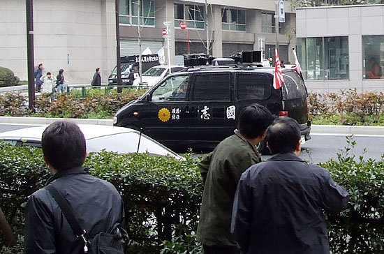 일본 우익단체의 방송차량이 일본 제국주의의 상징인 욱일승천기를 달고 행사장 인근을 지나고 있다.[사진제공-배안]