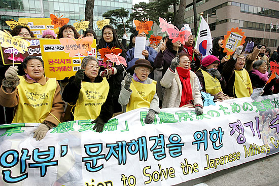 '3.8 세계여성의 날'을 맞아 일본 위안부 피해자 할머니들과 각계 단체 참가자들이 함께 한 가운데 제751차 수요시위가 서울 광화문 일본대사관 앞에서 열렸다.[사진-통일뉴스 김주영 기자]