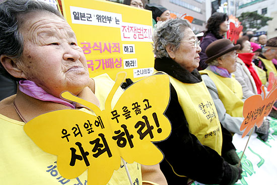 올해로 정대협 수요집회가 16년째를 맞은 가운데 751차 집회에 자리한 할머니의 표정이 결연하다.[사진-통일뉴스 김주영 기자]