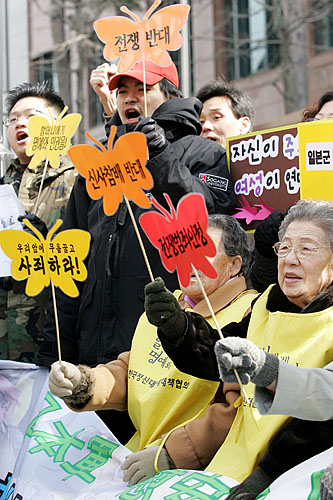 추운 날씨에도 불구하고 할머니들이 힘차게 구호를 외치고 있다. [사진-통일뉴스 김주영 기자]