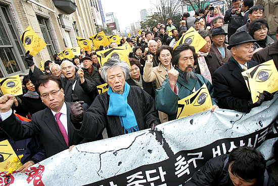 8일 오전부터 '한미FTA 8차협상'이 본격 시작된 가운데 이날 낮 12시 20분경 각계 인사 200여명이 '한미FTA저지 비상시국선언'을 마치고 광화문 프레스센터 앞에서 세종문화회관까지 행진을 벌이고 있다. [사진-통일뉴스 김주영 기자]