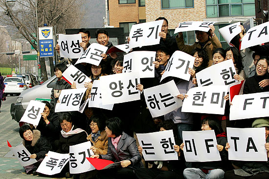 '카드 섹션은 어려워~' 기자회견 참가자들이 한미FTA가 여성들에게 미치는 영향을 주제로 두번째 카드섹션을 준비하고 있다. [사진-통일뉴스 김주영 기자]