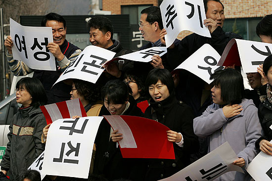 '거 참 어렵네~' [사진-통일뉴스 김주영 기자]