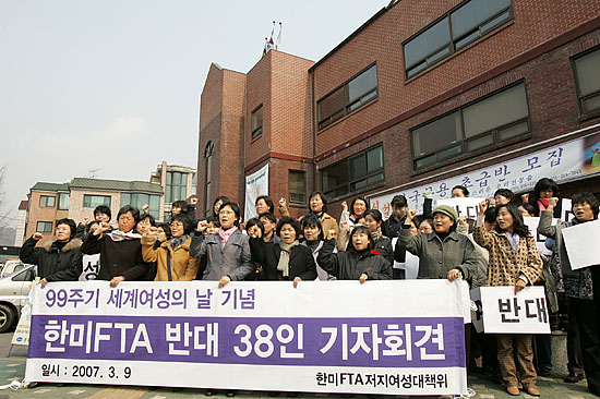 기자회견 참가자들이 본격적인 기자회견을 진행하고 있다. [사진-통일뉴스 김주영 기자]