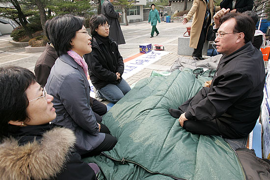 기자회견을 마친 여성단체 대표자들이 청와대 인근 분수대 앞에서 8일부터 한미FTA저지 무기한 단식 농성에 들어간 문성현 민주노동당 대표를 지지차 들렀다.[사진-통일뉴스 김주영 기자]
