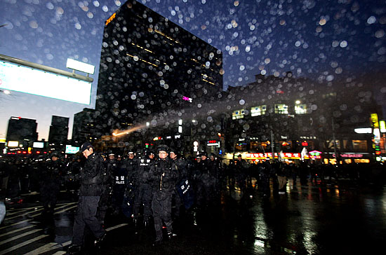 갑자기 매서워진 바람에도 불구하고 이날 경찰이 시위대를 향해 수차례 물대포를 발사해 시위대의 젖은 옷가지가 얼어붙기도 했다. [사진-통일뉴스 김주영 기자]