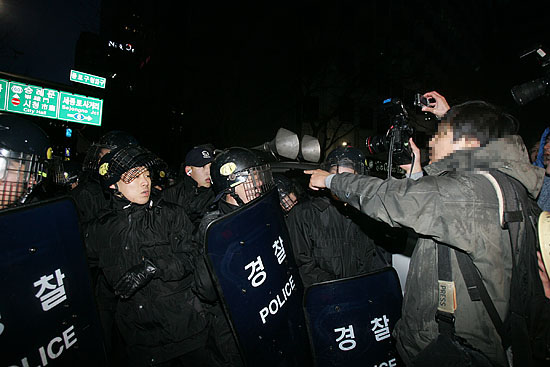 촬영 도중 경찰의 방패에 맞은 사진기자가 해당 경찰에게 거세게 항의하고 있다. [사진-통일뉴스 김주영 기자]