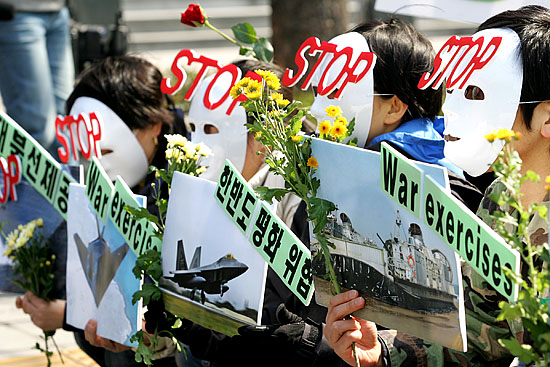 25일부터 RSOI(한미연합전시증원연습)/FE(독수리연습)훈련이 예정된 가운데 평통사 등 시민사회단체가 낮 12시 서울 광화문 미대사관 인근에서 제90차 반미연대집회를 열었다. 사진은 RSOI훈련 중단을 촉구하는 퍼포먼스를 진행하는 모습.[사진-통일뉴스 김주영 기자]