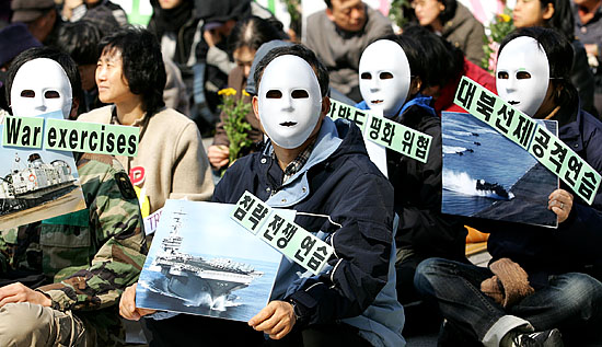 이날 이들은 방위비분담금의 미2사단 전용논란과 관련해 