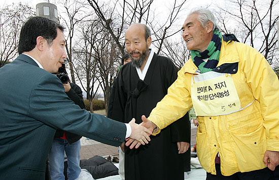 '한미FTA저지범국민운동본부'(공동대표 오종렬)소속 단체 대표자들이 지난 12 한미FTA중단 촉구 무기한 단식농성에 돌입한 가운데 김근태 열린우리당 전 의장이 단식농성장을 방문해 오종렬 미FTA범국본 공동대표와 인사를 나누고 있다. [사진-통일뉴스 김주영 기자]