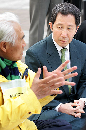 화기애한 분위기도 잠시, '한미FTA범국본' 오종렬 공동대표가 김근태 전 의장에게 한미FTA를 막아줄 것을 요청하고 있다. [사진-통일뉴스 김주영 기자]
