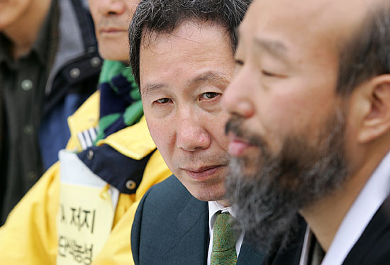 농성중인 각 단체 대표자들의 말을 경청하는 김근태 전 열리우리당 의장. [사진-통일뉴스 김주영 기자]