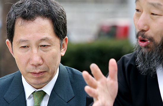 김 전 의장은 농성중인 대표자들이 그동안 농성을 막아나섰던 경찰에 대한 불만을 터트리자 