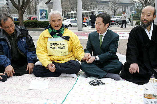대화 분위기가 무르익자 '한미FTA범국본' 오종렬 상임대표와 김 전 의장이 손을 맞잡고 힘을 모아 한미FTA를 막아낼 것을 다짐하고 있다. [사진-통일뉴스 김주영 기자]