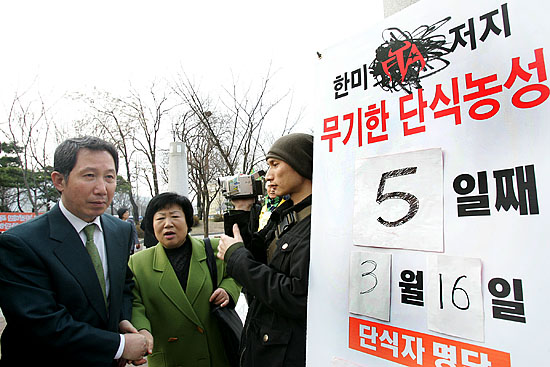 '단석농성 5일째'. '한미FTA저지 단식농성'이 5일째를 맞은 것을 알리는 표지판을 지나 농성장을 둘러보는 김 전 의장. [사진-통일뉴스 김주영 기자]